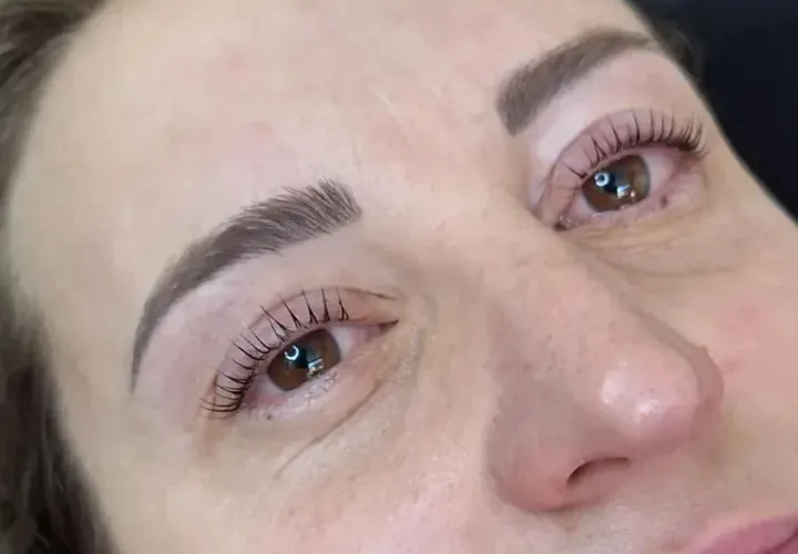 Cílios curvados depois do lash lifting