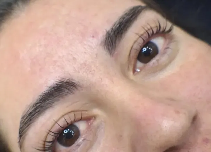 Os mesmos cílios curvados depois do lash lifting