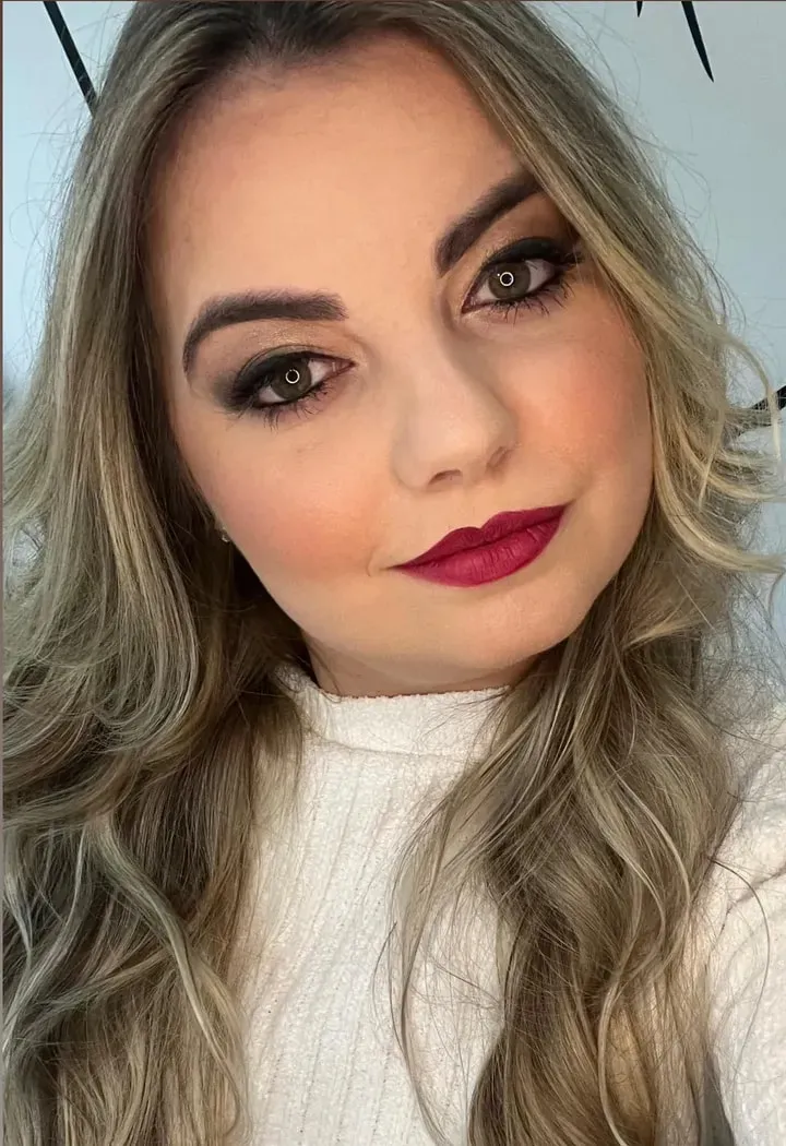 Cliente loira com batom vermelho e olhos esfumados