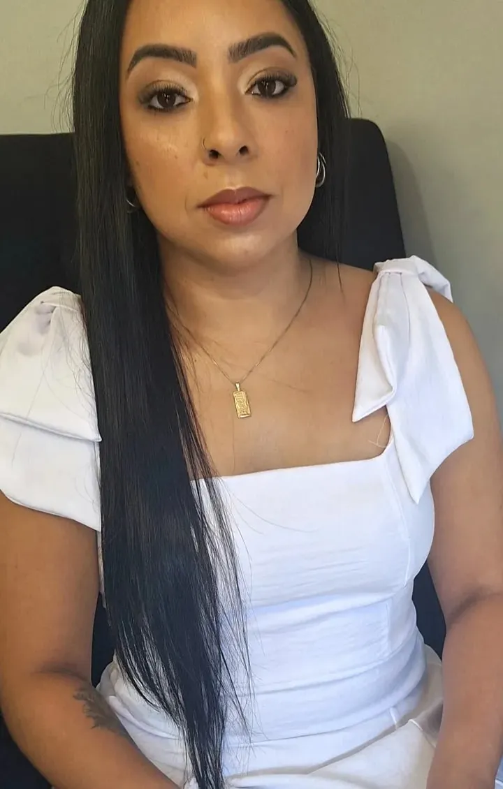 Cliente de vestido branco com maquiagem suave