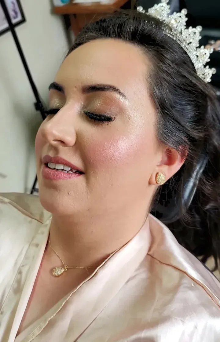 Noiva de perfil, com tiara e maquiagem leve